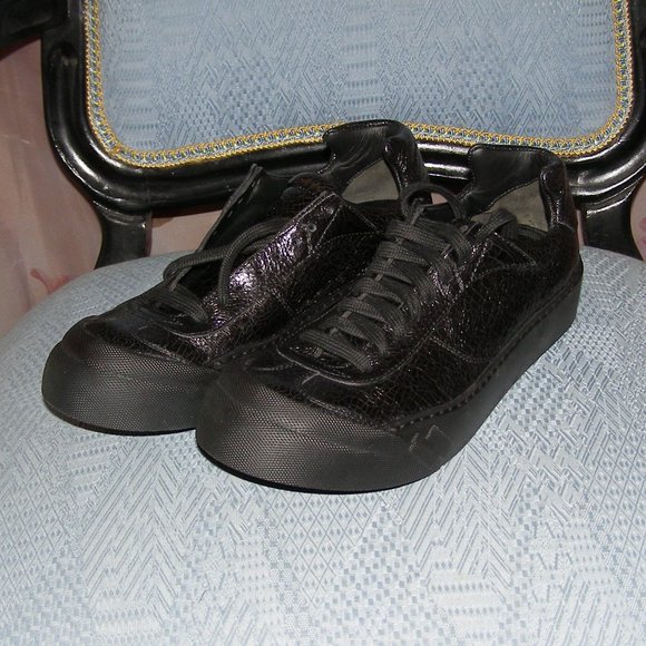 NEW 🖤 Cinzia Araia Black Crackled Low Top Sneakers 9 - Picture 3 of 13